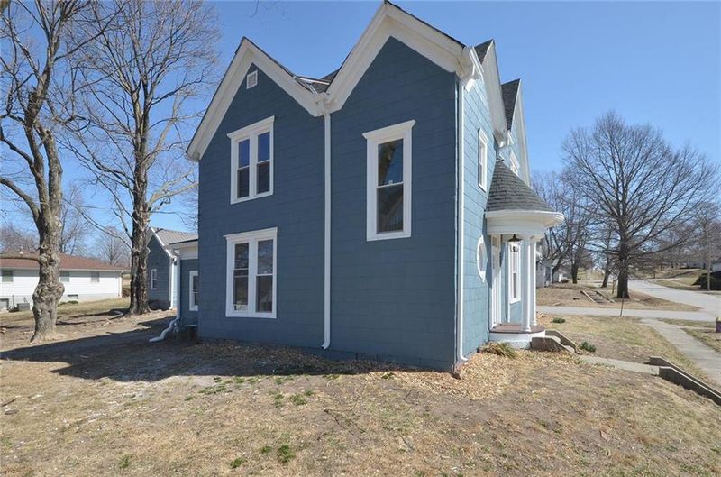 212 3rd St, Dearborn, MO 64439