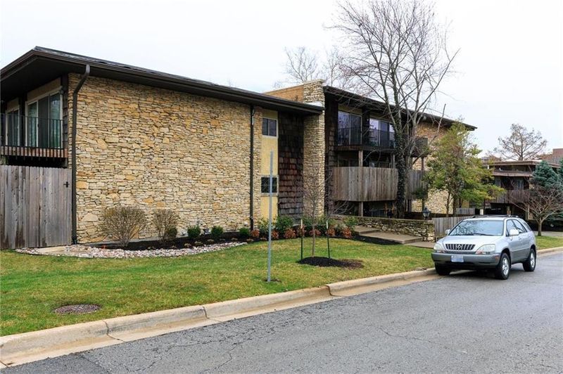 4505 Headwood Dr #8, Kansas City, MO 64111