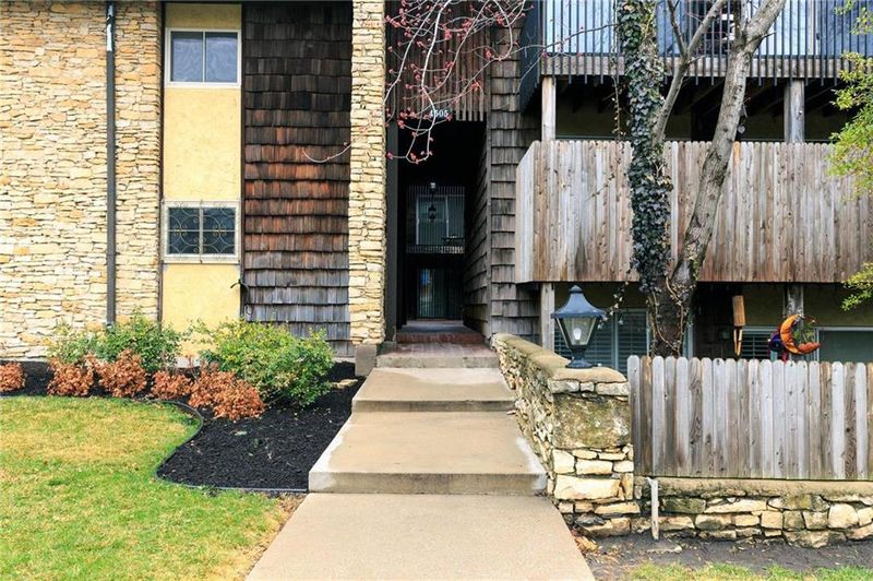 4505 Headwood Dr #8, Kansas City, MO 64111