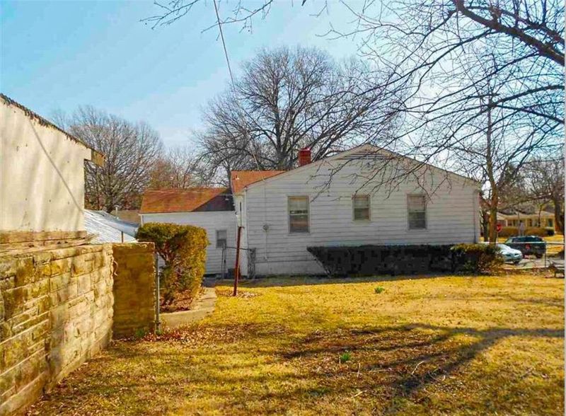 6042 Holmes St, Kansas City, MO 64110