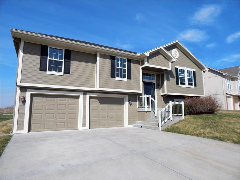 908 W 8th St, Kearney, MO 64060