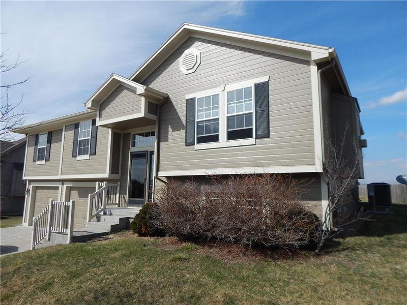 908 W 8th St, Kearney, MO 64060