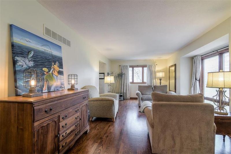 13800 S Lakeview Dr, Olathe, KS 66061