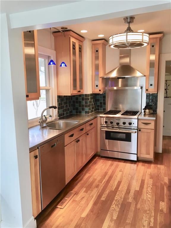 5641 Charlotte St, Kansas City, MO 64110