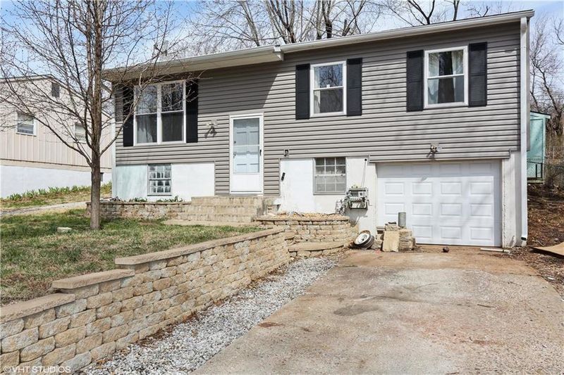 16112 E Elm St, Independence, MO 64050