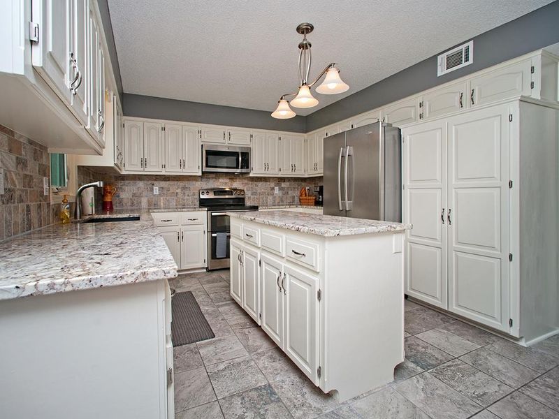 15416 W 92nd Pl, Lenexa, KS 66219