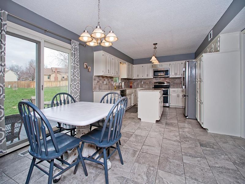 15416 W 92nd Pl, Lenexa, KS 66219