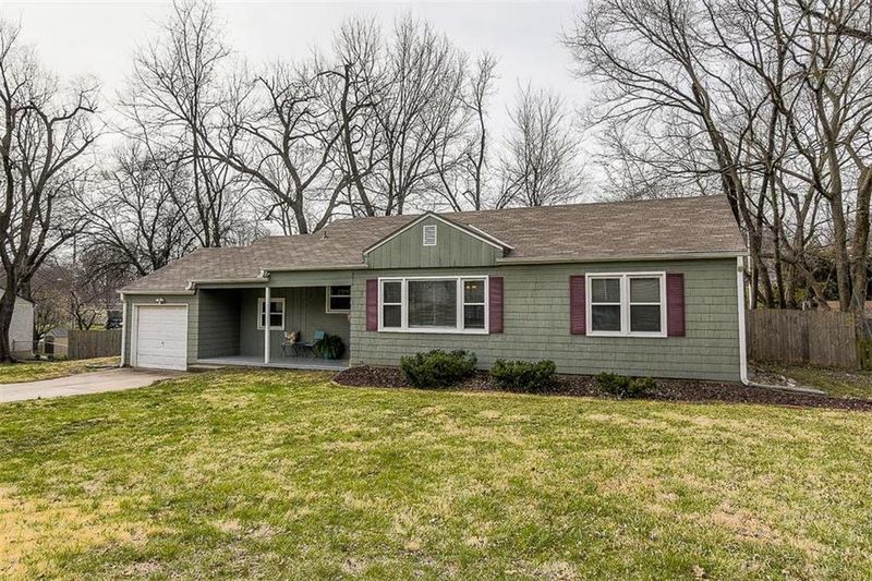 8521 W 86th Ter, Overland Park, KS 66212