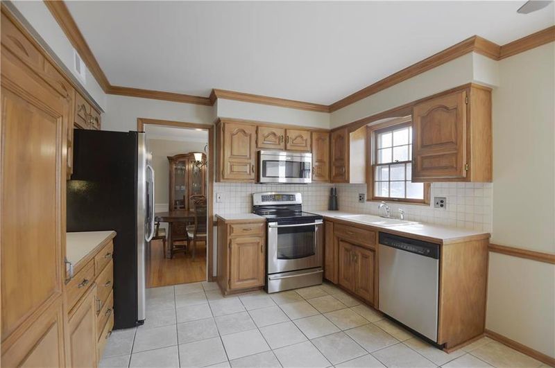 613 E 117th Ter, Kansas City, MO 64131