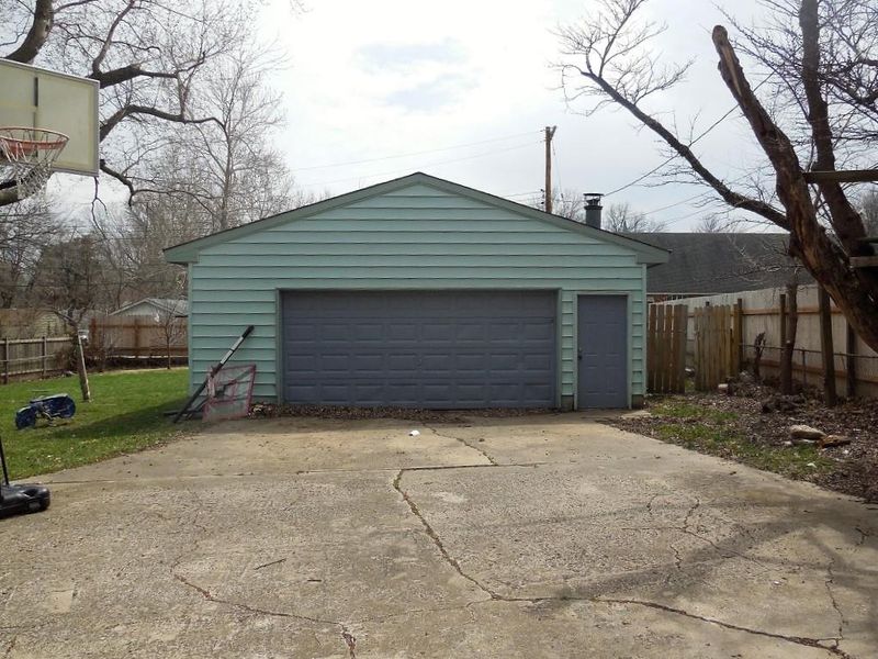 907 Skyline Dr, Grandview, MO 64030