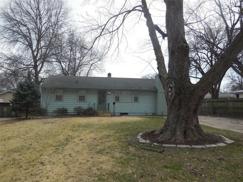 907 Skyline Dr, Grandview, MO 64030