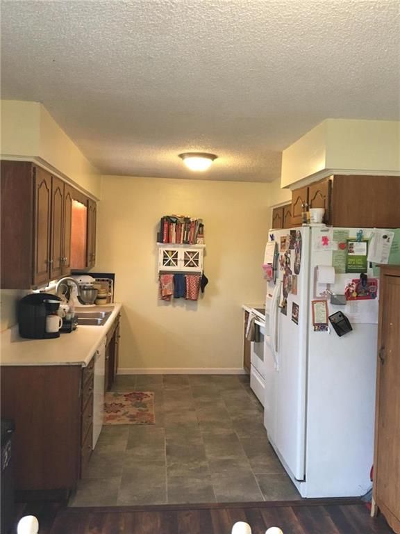 607 S 6th St, Edwardsville, KS 66111