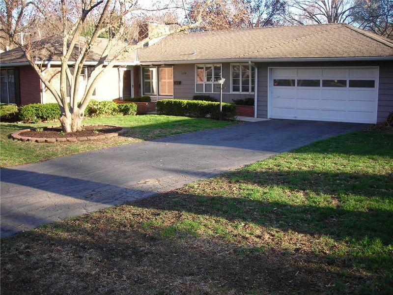 1218 W 68th Ter, Kansas City, MO 64113