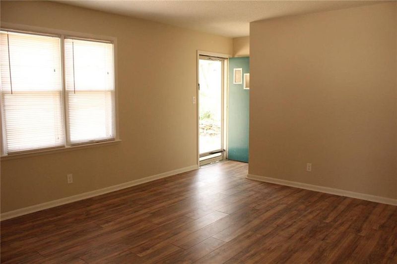 1327 E 84th Ter, Kansas City, MO 64131