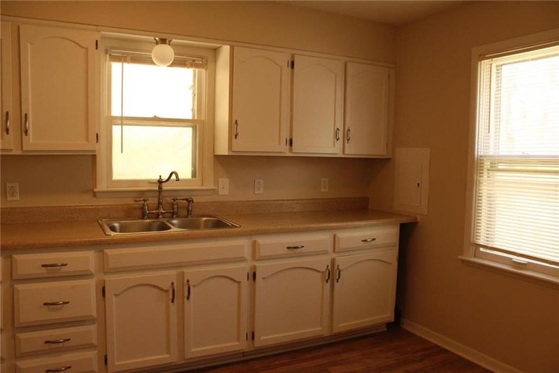 1327 E 84th Ter, Kansas City, MO 64131