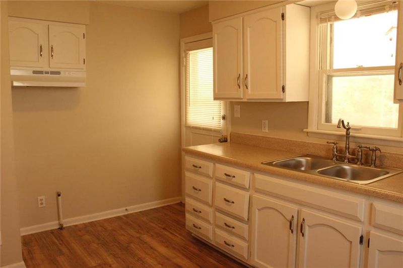 1327 E 84th Ter, Kansas City, MO 64131