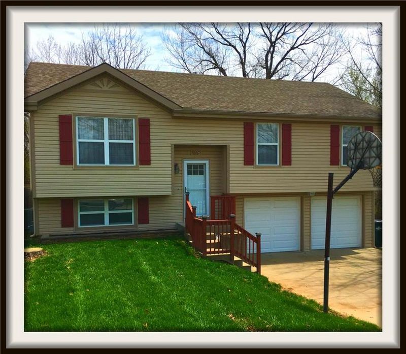 926 N 4 St, Lansing, KS 66043