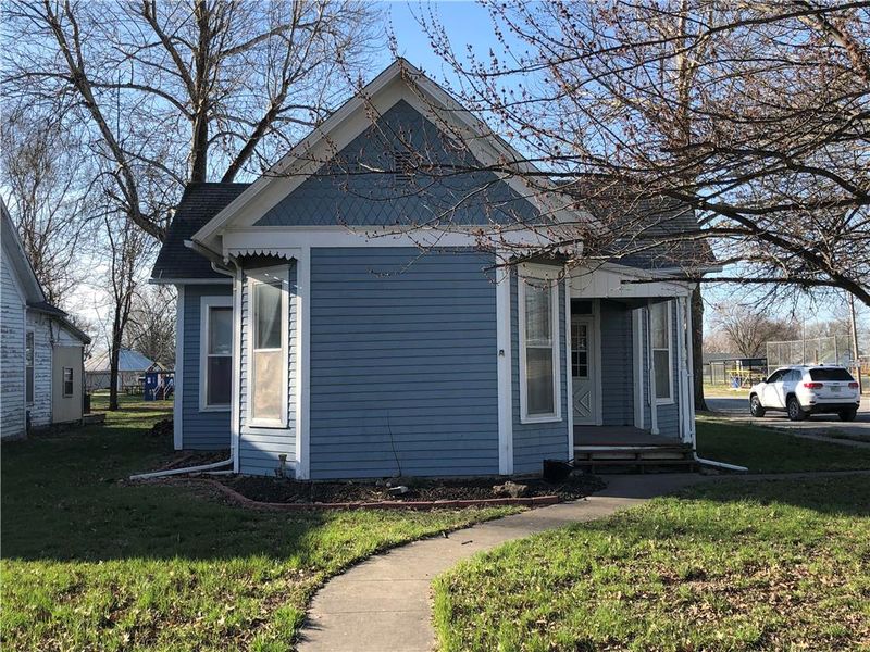 110 W 4th St, Norborne, MO 64668