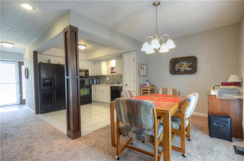 566 NW Valleybrook Dr, Blue Springs, MO 64014