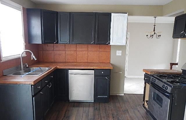 6208 NE Circle Dr, Kansas City, MO 64118