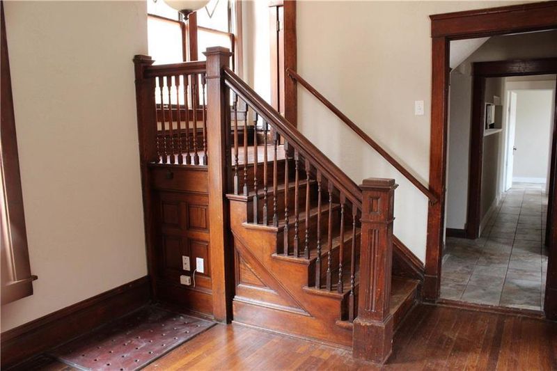 908 E 33rd St, Kansas City, MO 64109