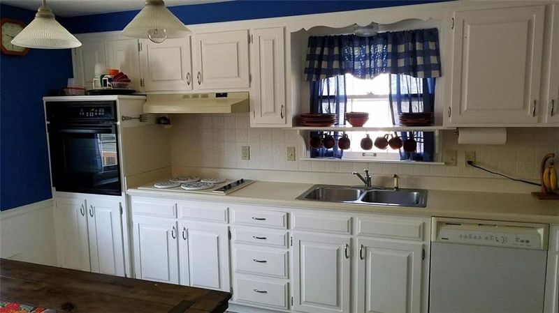 10601 W 98 St, Overland Park, KS 66214
