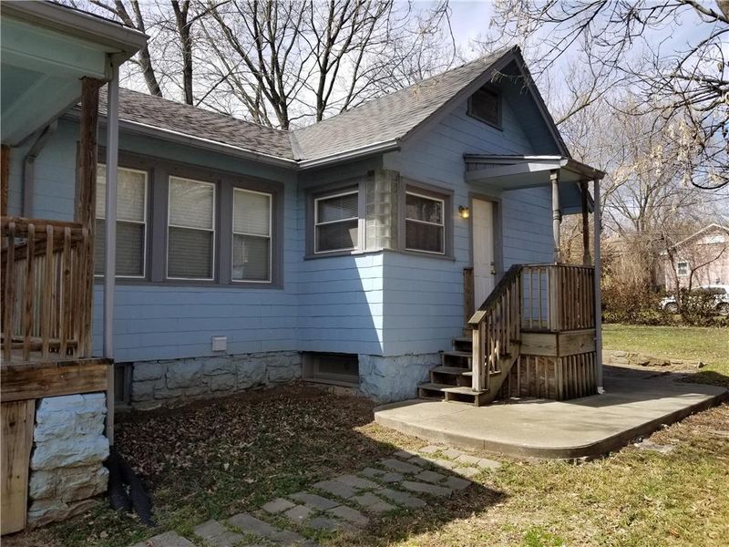 2416 E 68th St, Kansas City, MO 64132