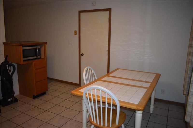 4702 Shawnee Rd, St Joseph, MO 64503