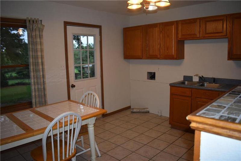 4702 Shawnee Rd, St Joseph, MO 64503