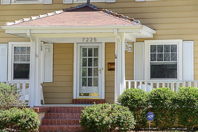 7225 Summit St, Kansas City, MO 64114