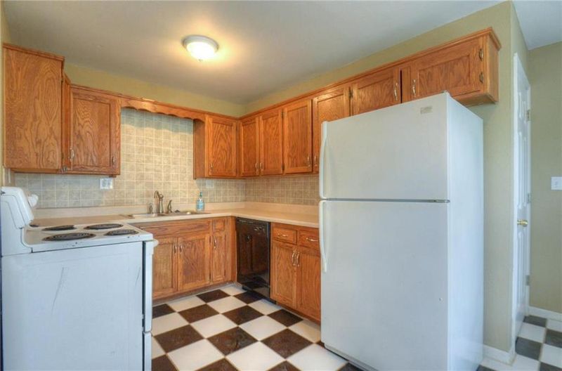 207 E Hillside School Rd, Oak Grove, MO 64075