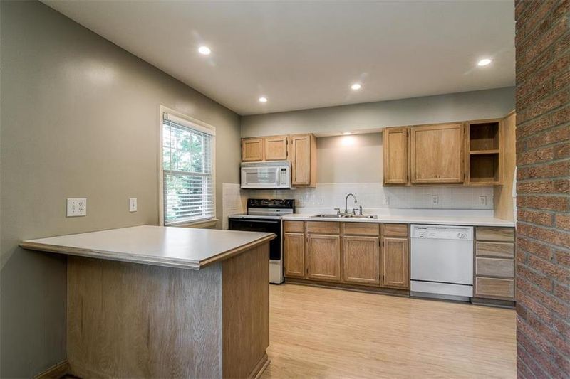 6522 W 77th Ter, Overland Park, KS 66204