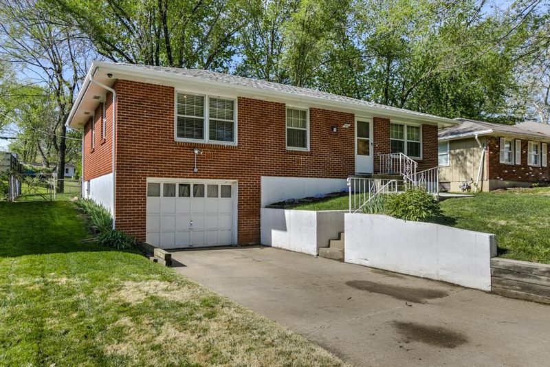 9213 E 52nd St, Kansas City, MO 64133