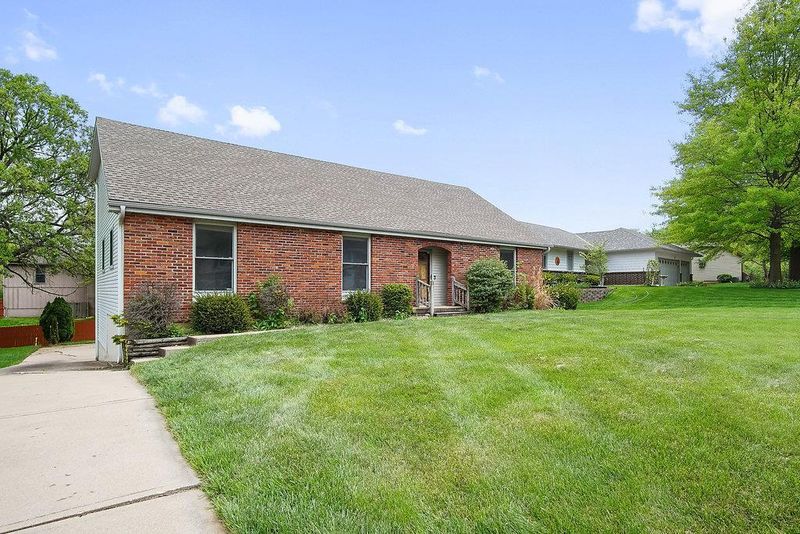 10581 Bradshaw St, Overland Park, KS 66215