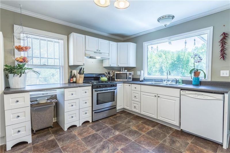 2423 Shawnee Dr, Kansas City, KS 66106