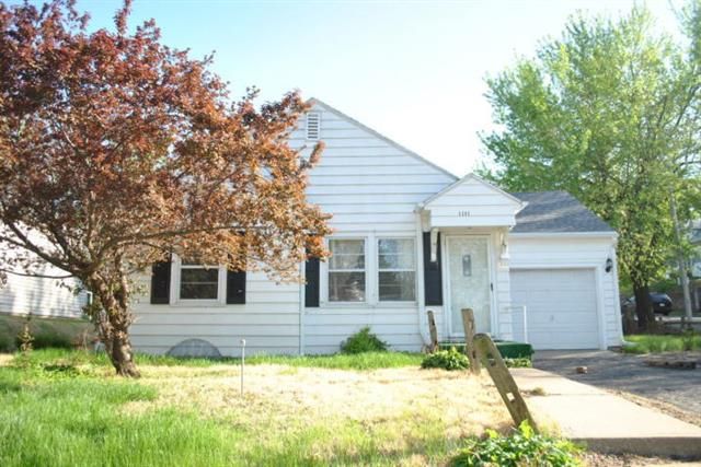 2202 Monterey Dr, St Joseph, MO 64507