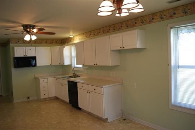4805 Natchez Dr, St Joseph, MO 64506