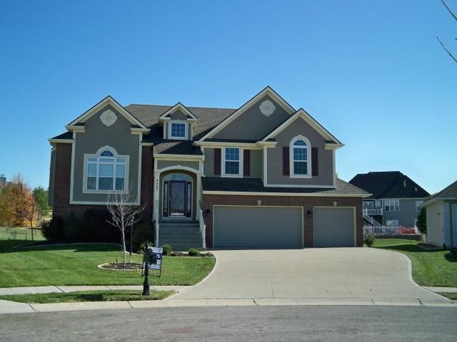 4607 Hallbrook Dr, St Joseph, MO 64506