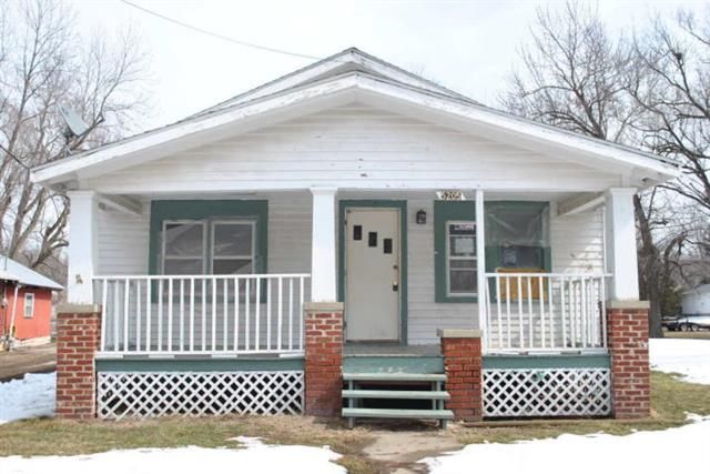 5205 Savannah Rd, St Joseph, MO 64505