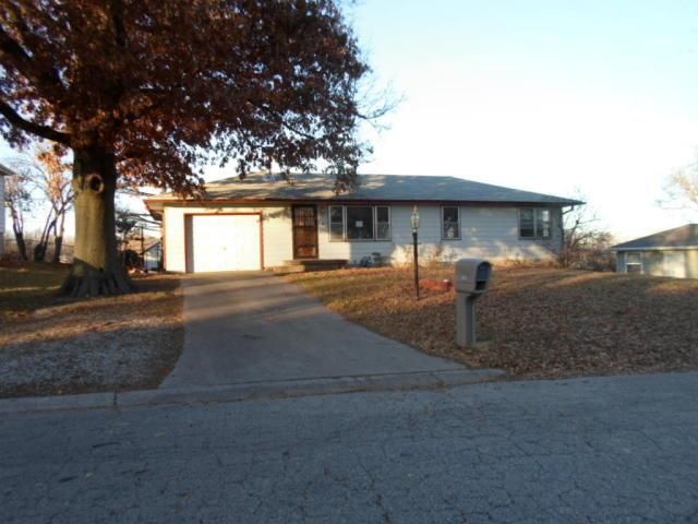 3235 Nanette Dr, St Joseph, MO 64506