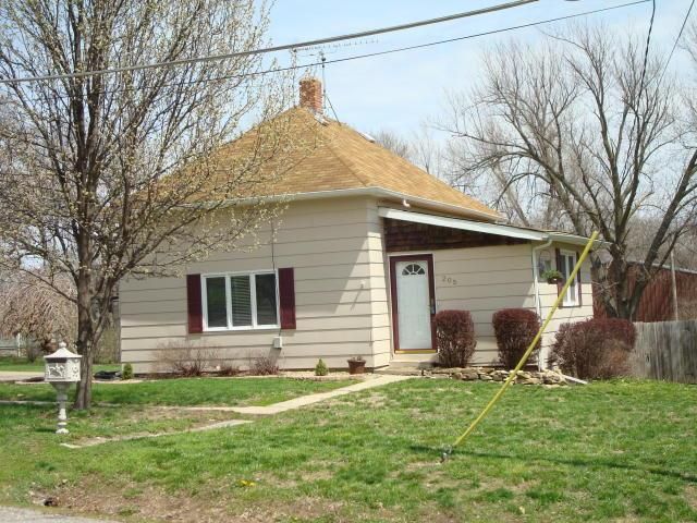 205 S 4 St, Savannah, MO 64485