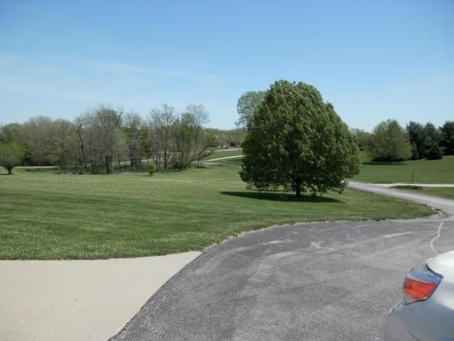21 Summerhill Ct, St Joseph, MO 64507