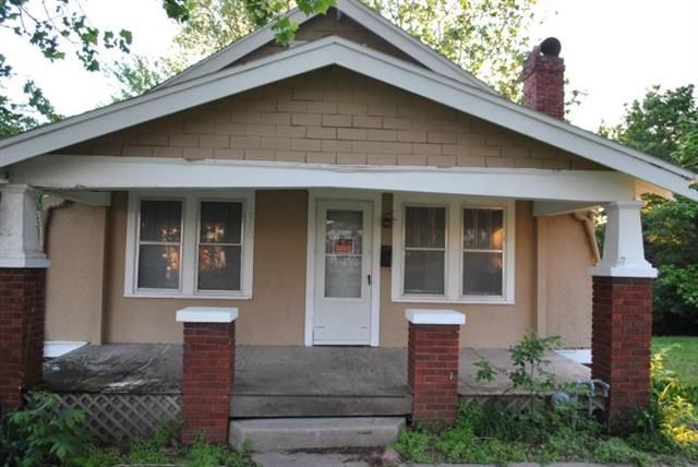 810 S 13th St, St Joseph, MO 64501
