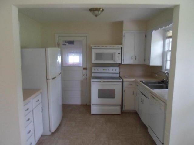 2625 S 28th St, St Joseph, MO 64503