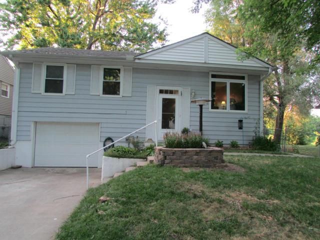 4609 Valley Ln, St Joseph, MO 64506