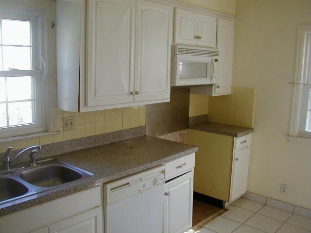 2019 Lovers Ln, St Joseph, MO 64505