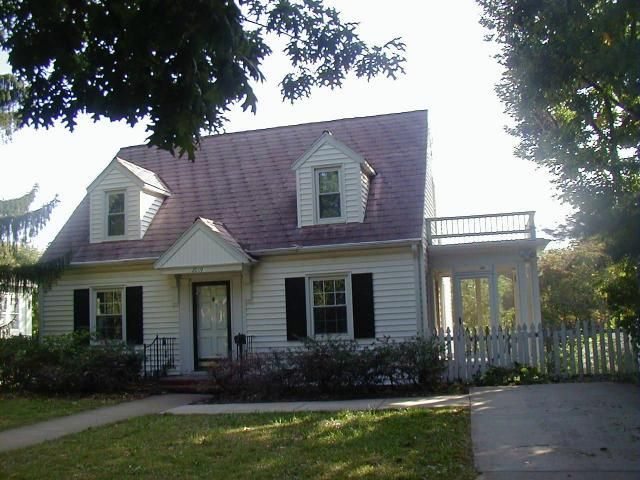 2019 Lovers Ln, St Joseph, MO 64505