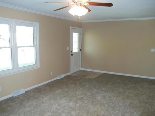 1922 Safari Dr, St Joseph, MO 64506