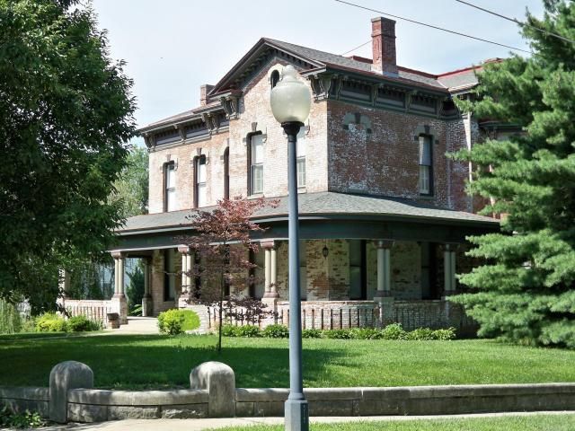 718 N 7th St, St Joseph, MO 64501