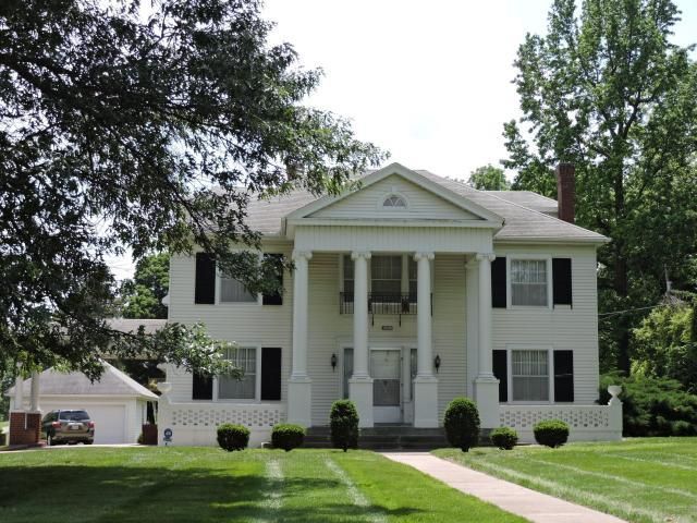 3002 Frederick Ave, St Joseph, MO 64506